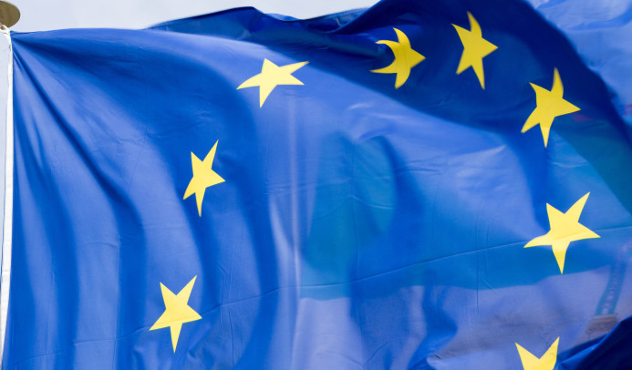 Een Europese wapperende vlag close-up