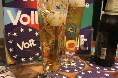 Twee gevulde bierglazen en Volt viltjes