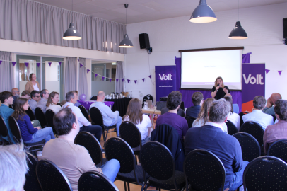 Spreekster tijdens het Overijssel congres van 8 maart 2025 spreekt het publiek toe