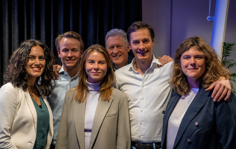 Groeps foto met Laurens Dassen, Marieke Koekkoek, Gaby Perin-Gopie, Eddy Hartog, Reinier van Lanschot en Anna Strolenberg